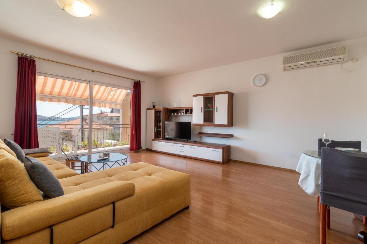 Comfortable Apartment Near The Sea Trogir Buitenkant foto