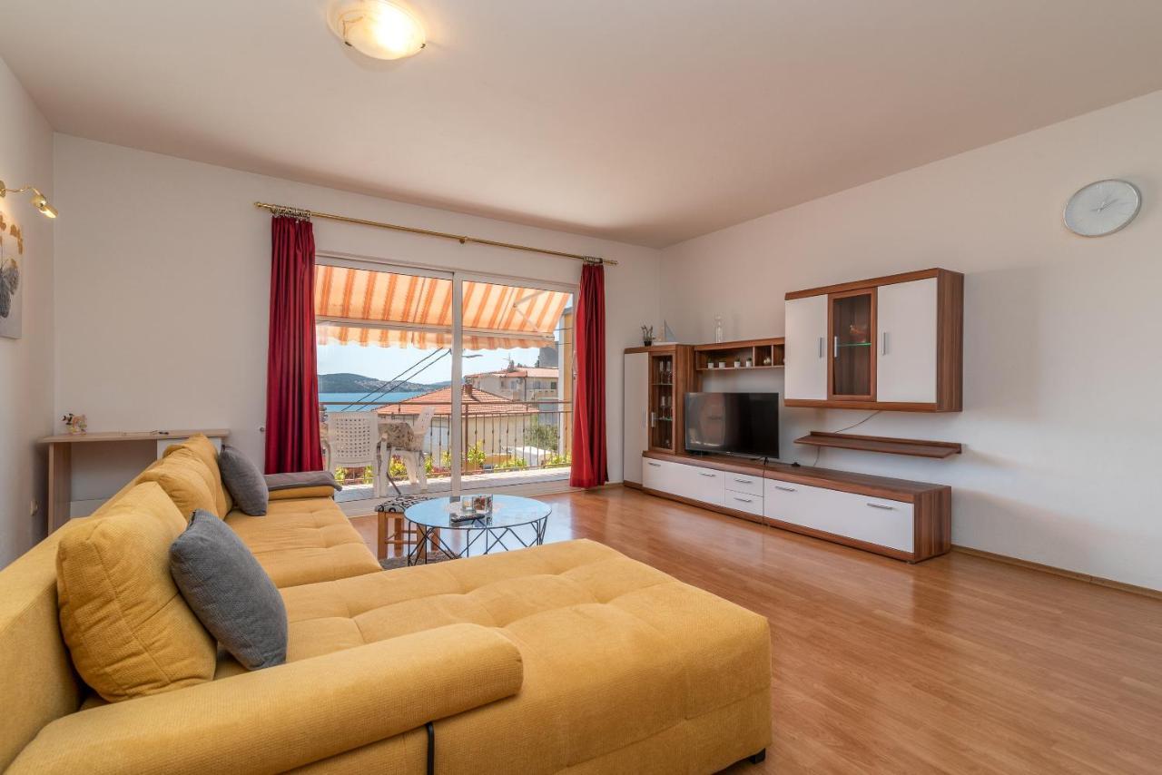 Comfortable Apartment Near The Sea Trogir Buitenkant foto