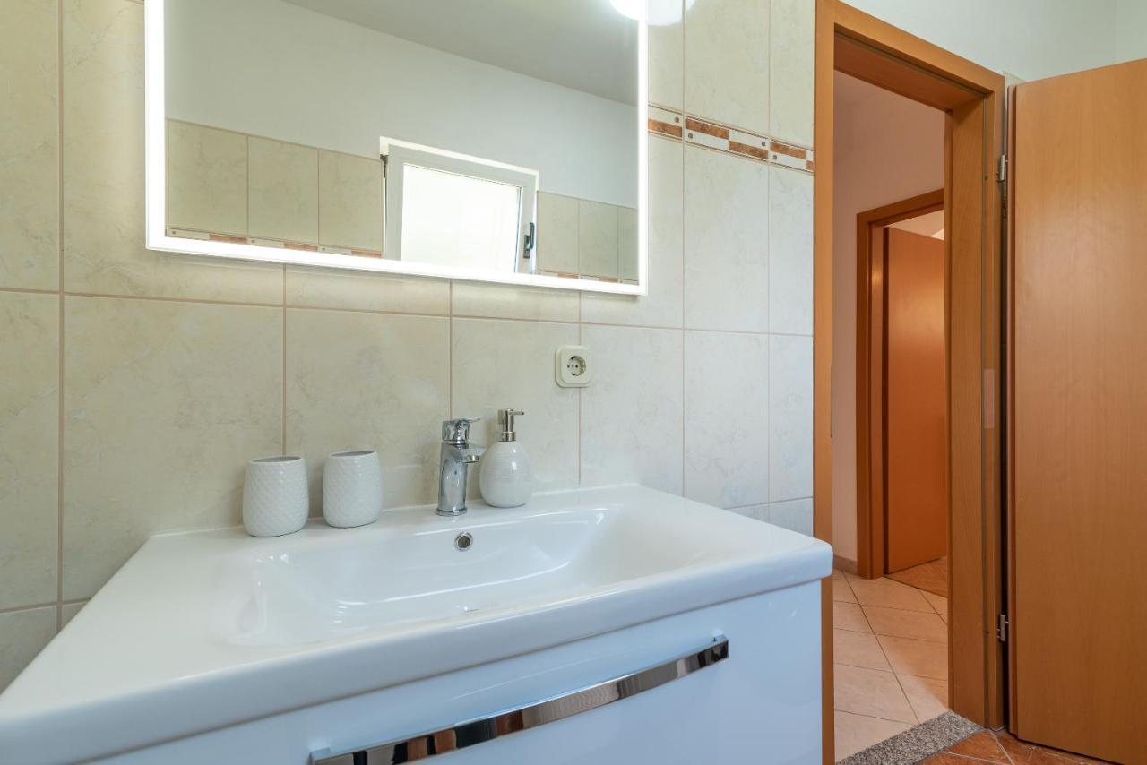 Comfortable Apartment Near The Sea Trogir Buitenkant foto