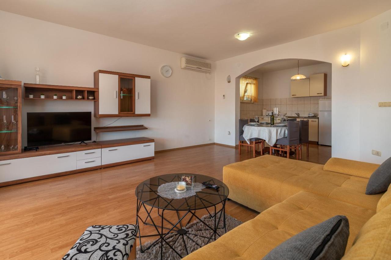 Comfortable Apartment Near The Sea Trogir Buitenkant foto