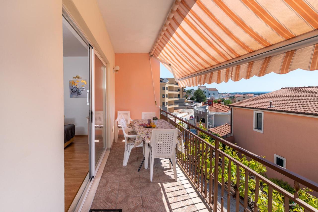 Comfortable Apartment Near The Sea Trogir Buitenkant foto