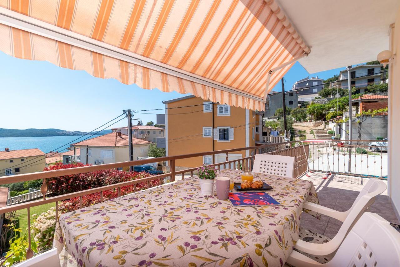 Comfortable Apartment Near The Sea Trogir Buitenkant foto