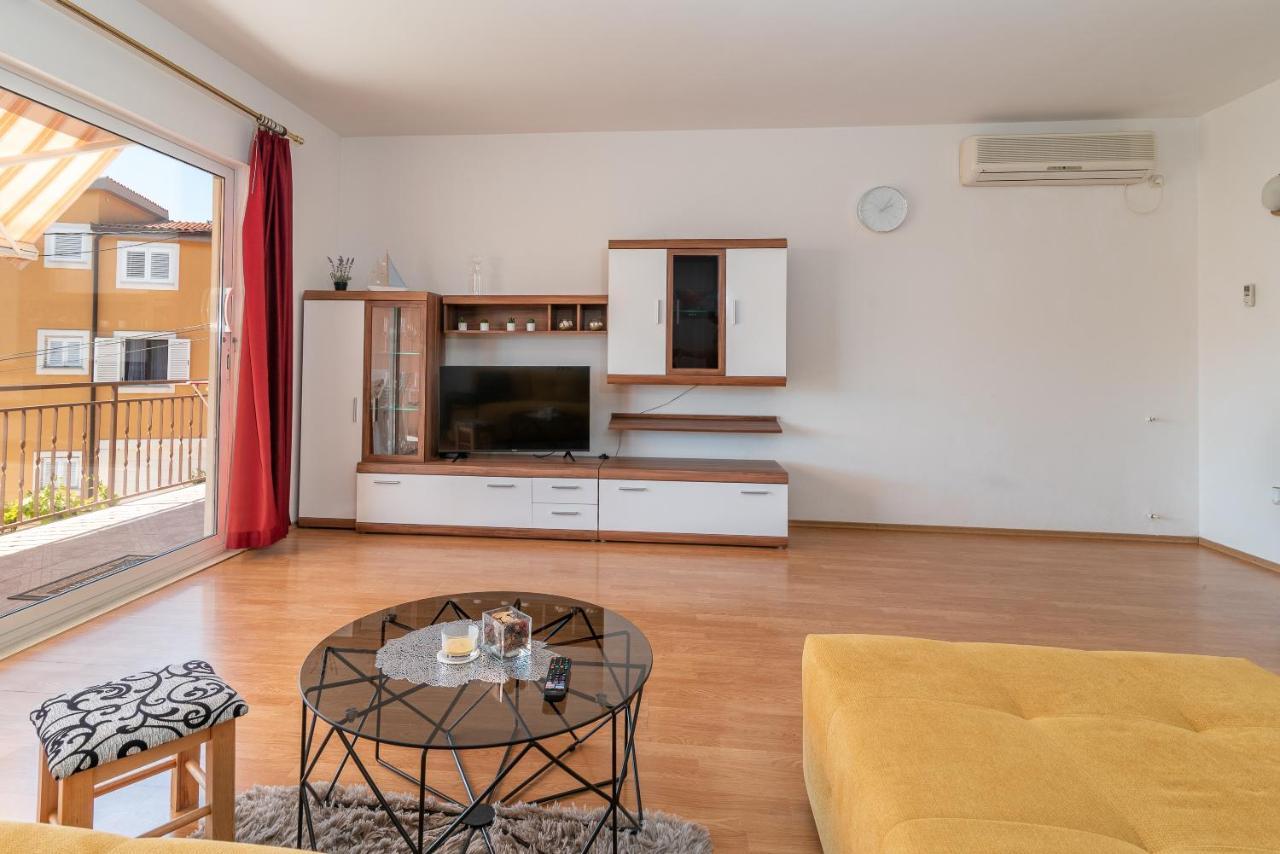 Comfortable Apartment Near The Sea Trogir Buitenkant foto