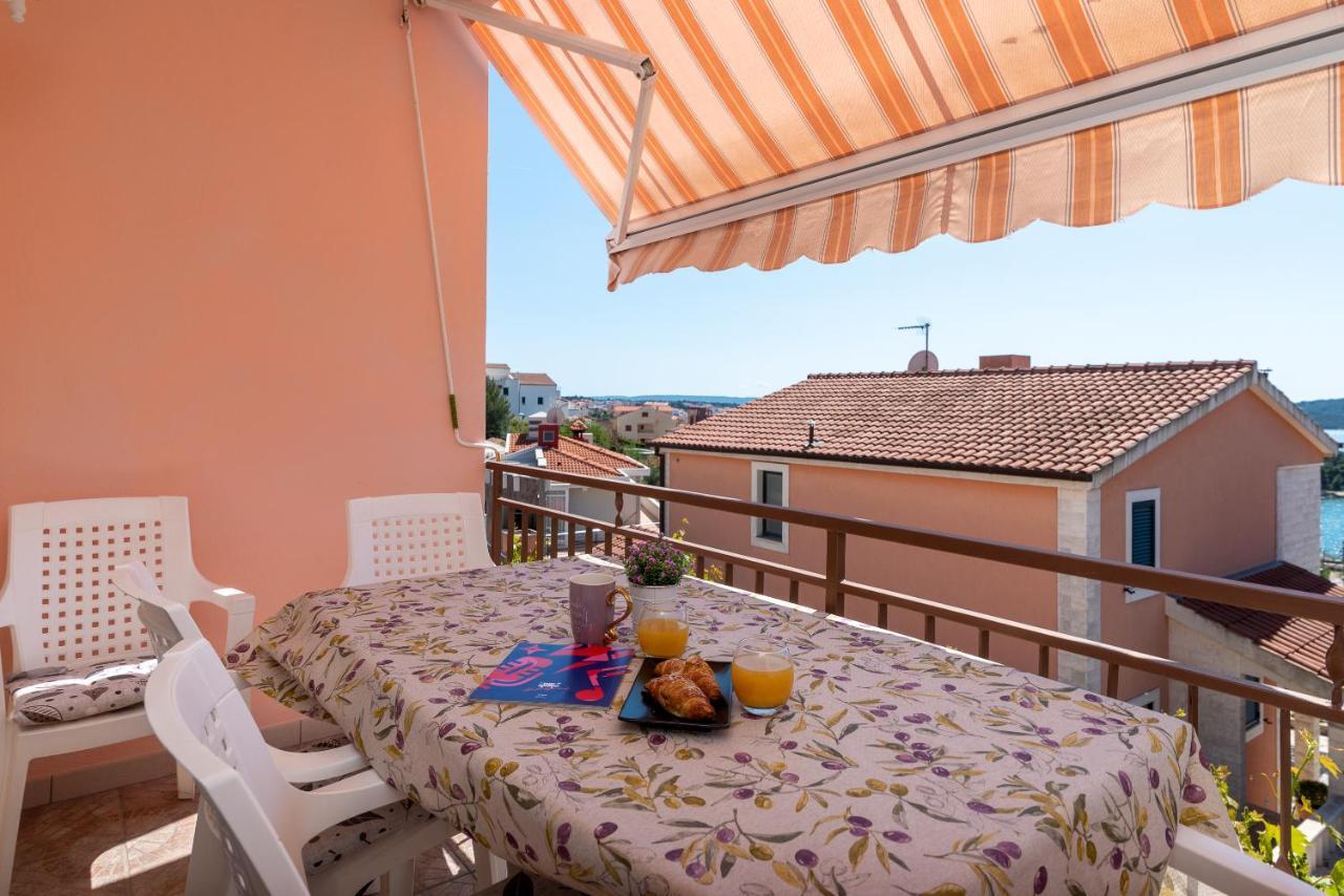 Comfortable Apartment Near The Sea Trogir Buitenkant foto