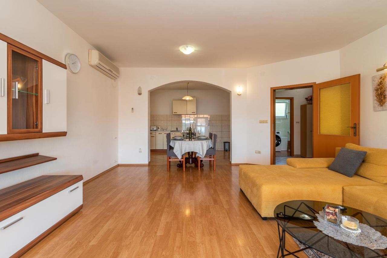 Comfortable Apartment Near The Sea Trogir Buitenkant foto