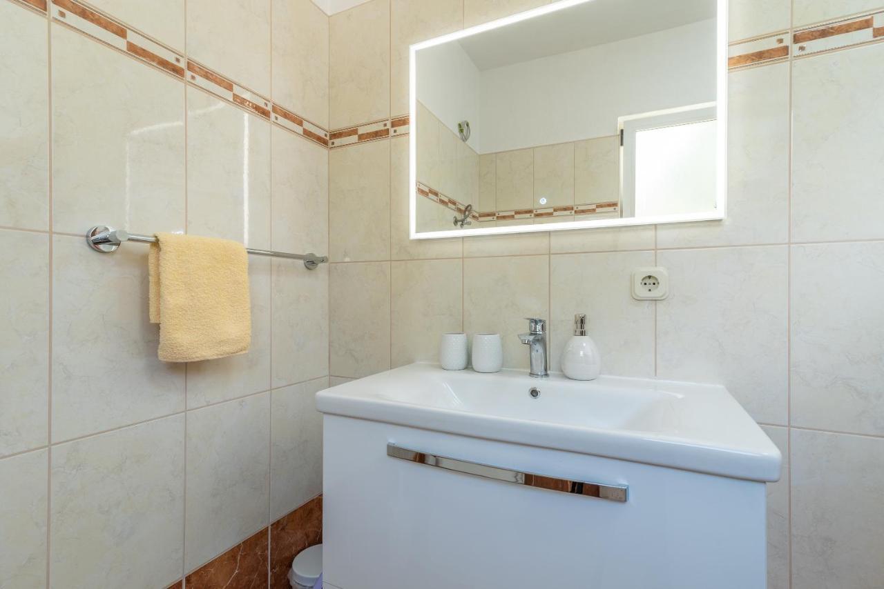 Comfortable Apartment Near The Sea Trogir Buitenkant foto