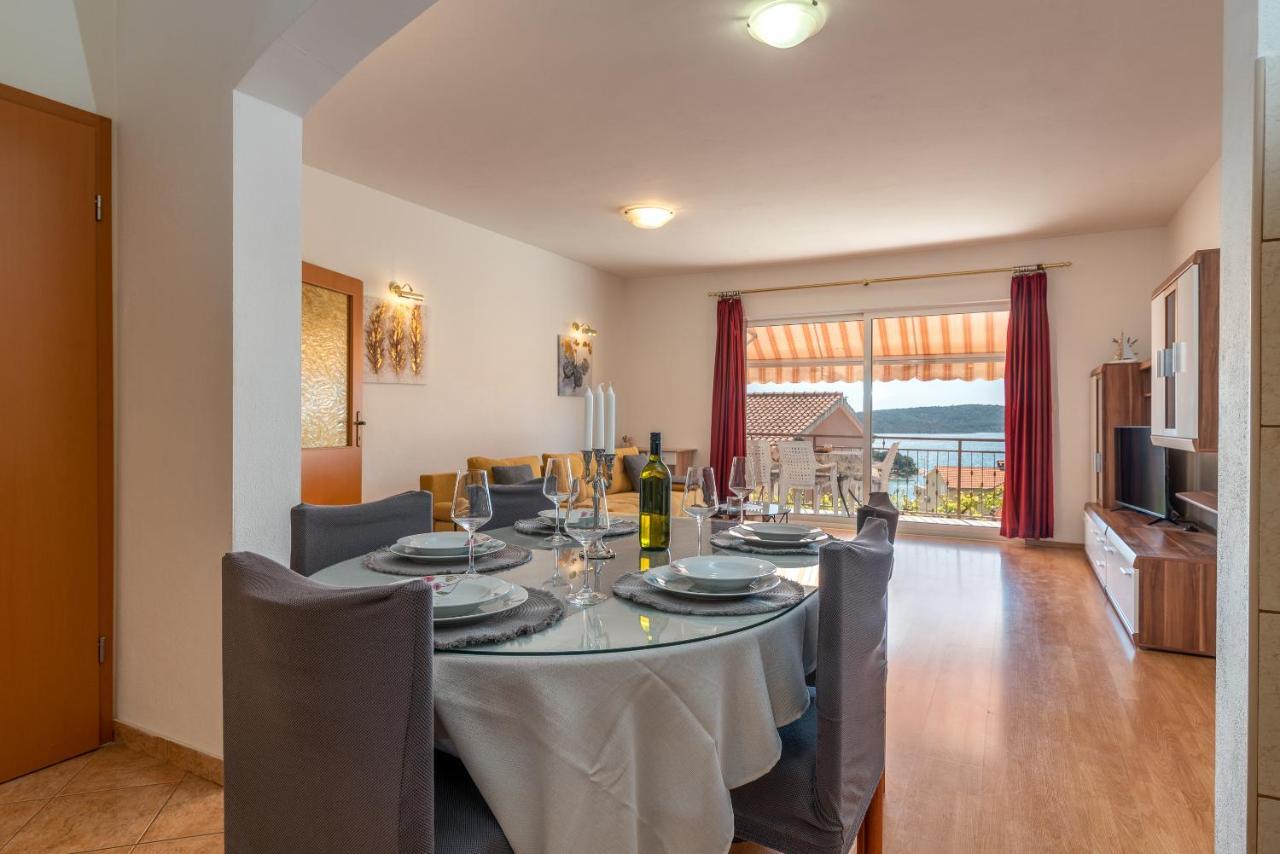 Comfortable Apartment Near The Sea Trogir Buitenkant foto