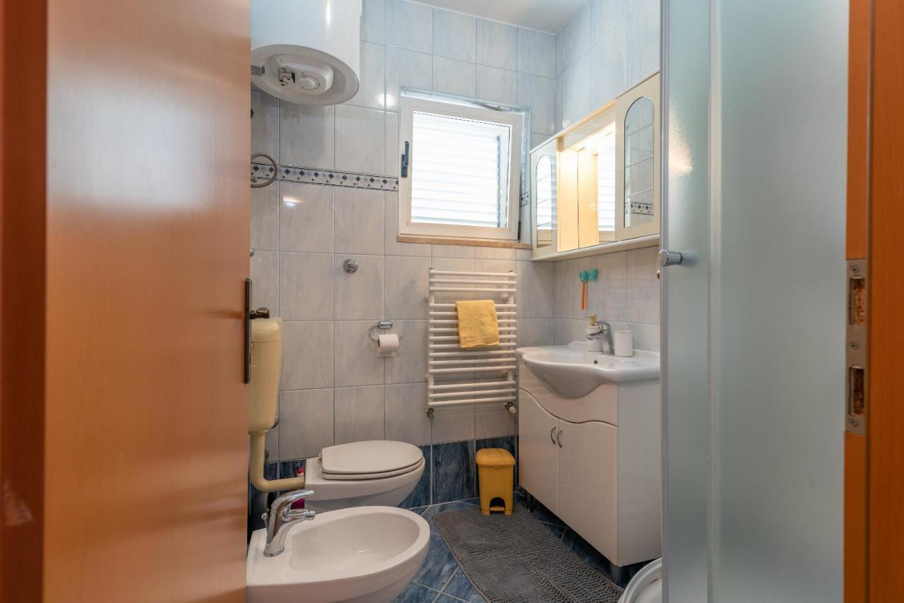 Comfortable Apartment Near The Sea Trogir Buitenkant foto