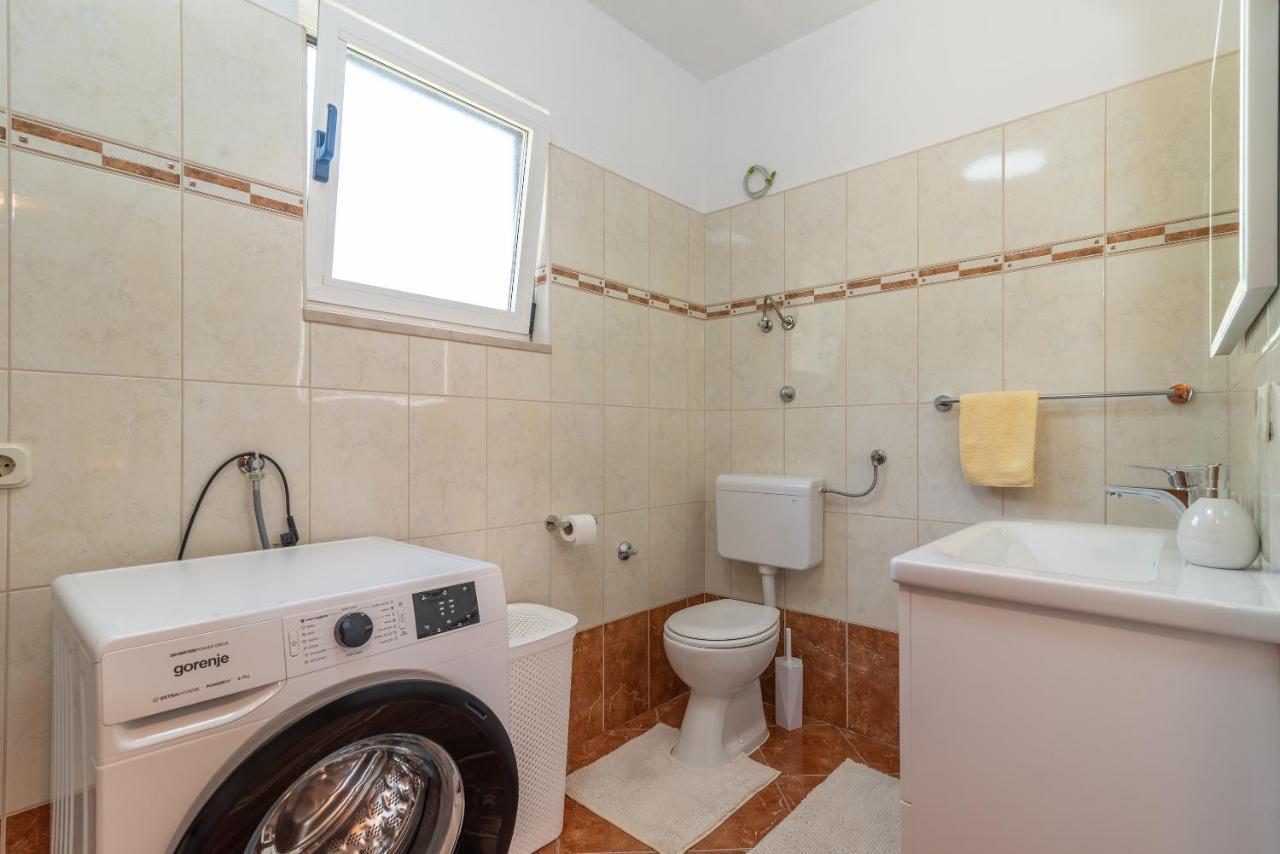 Comfortable Apartment Near The Sea Trogir Buitenkant foto