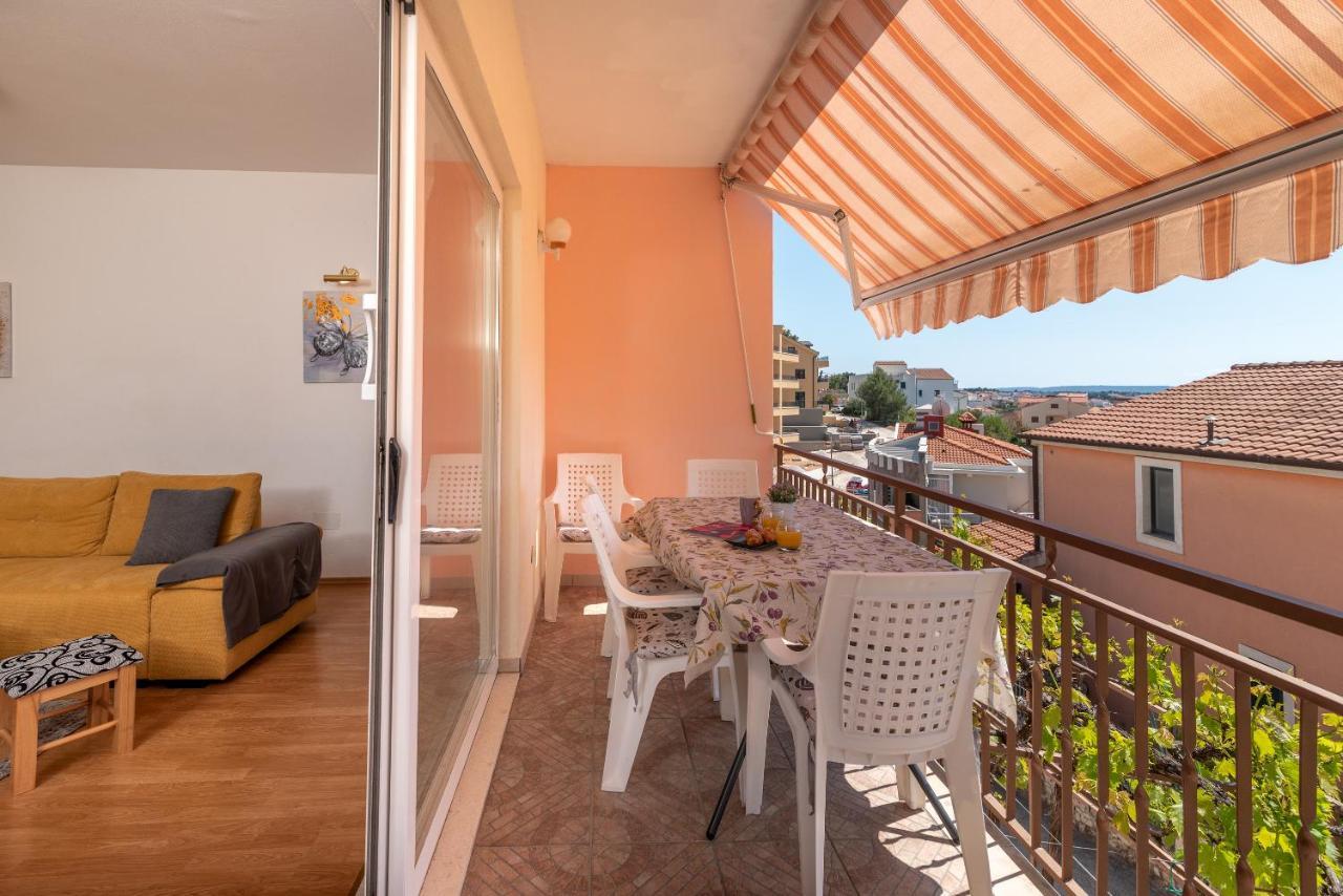 Comfortable Apartment Near The Sea Trogir Buitenkant foto